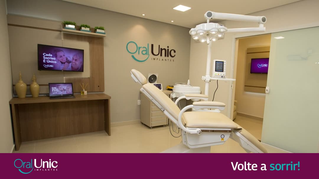 Paciente sorrindo após tratamento odontológico